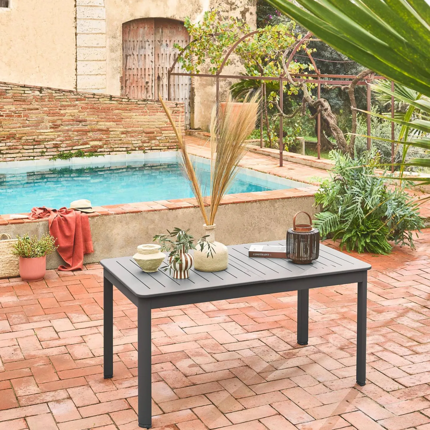 6-seater extendable aluminium garden table