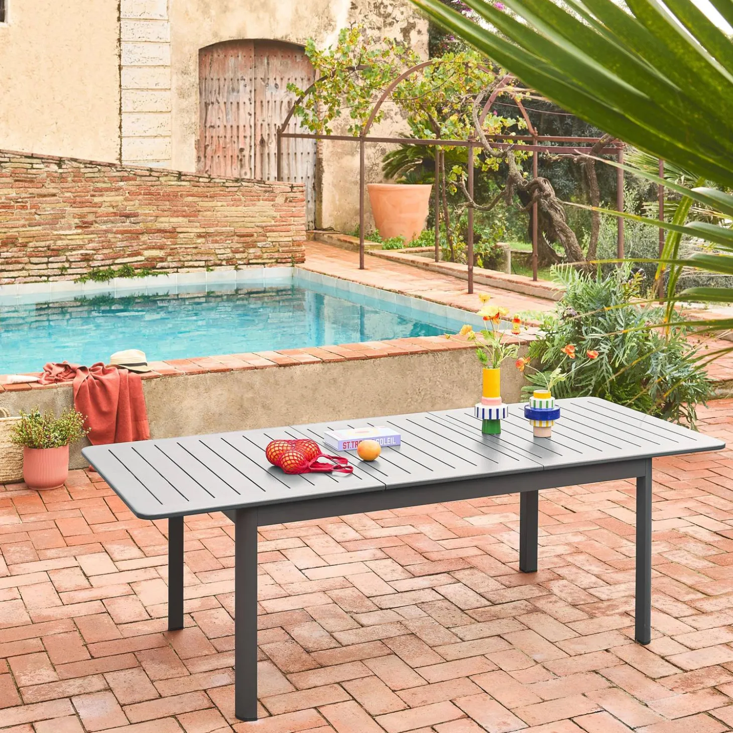 8-seater extendable aluminium garden table