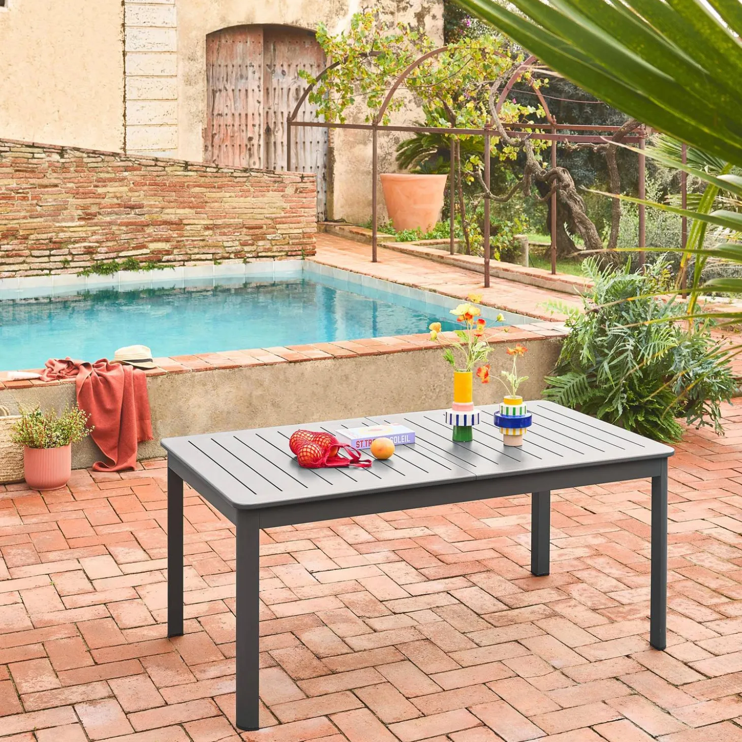 8-seater extendable aluminium garden table
