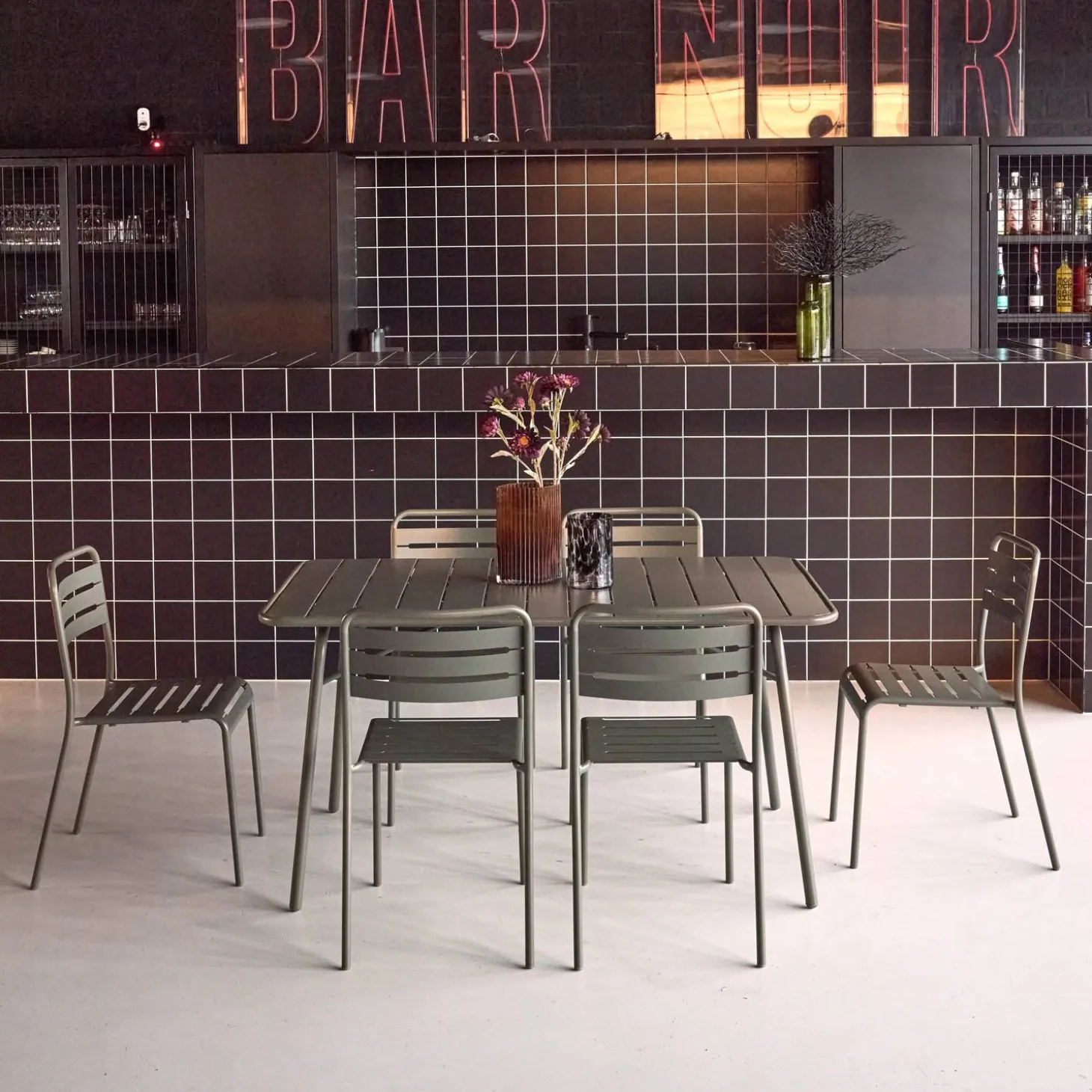 6-seater folding metal garden table with 6 chairs