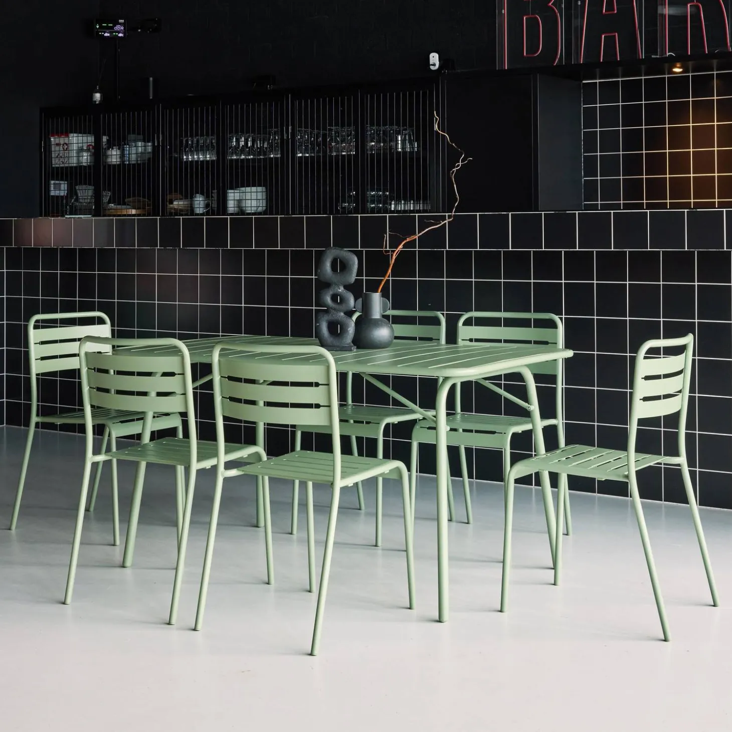 6-seater folding metal garden table with 6 chairs