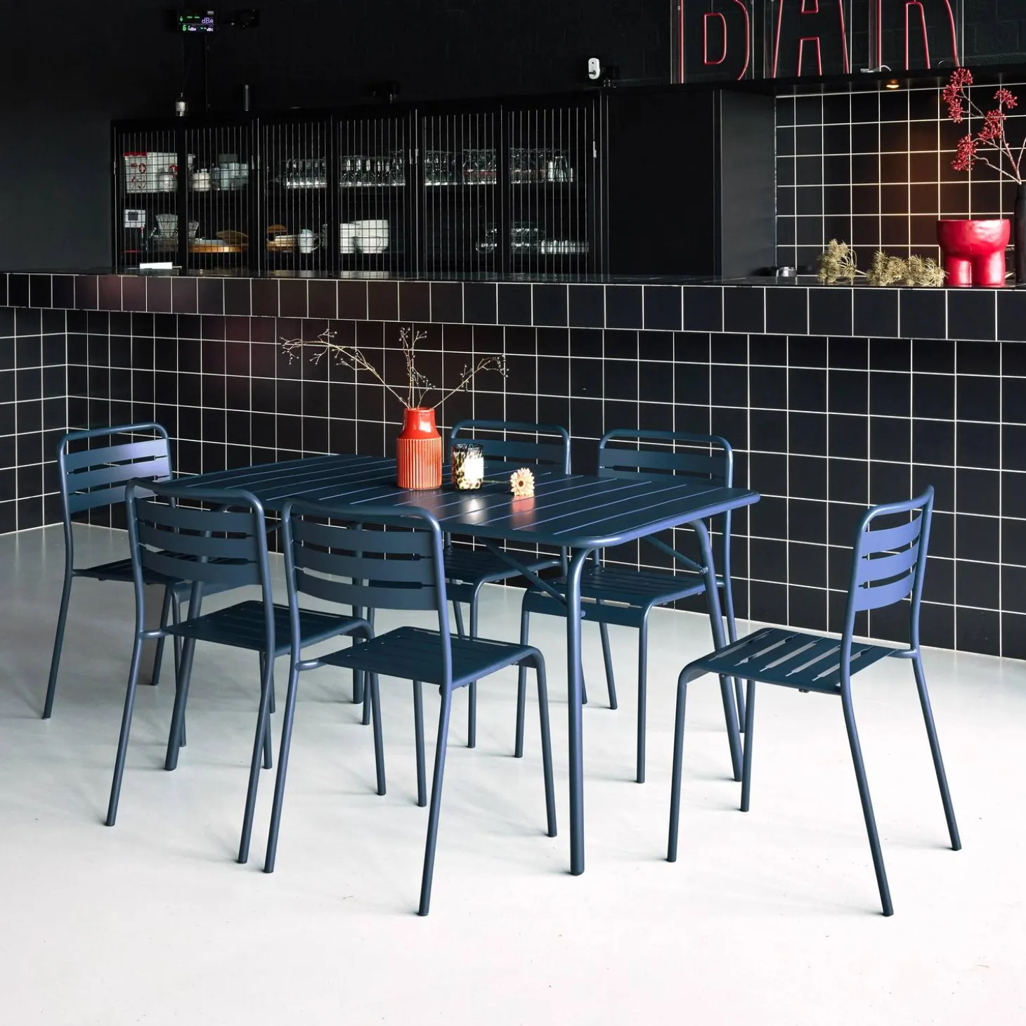 6-seater folding metal garden table with 6 chairs