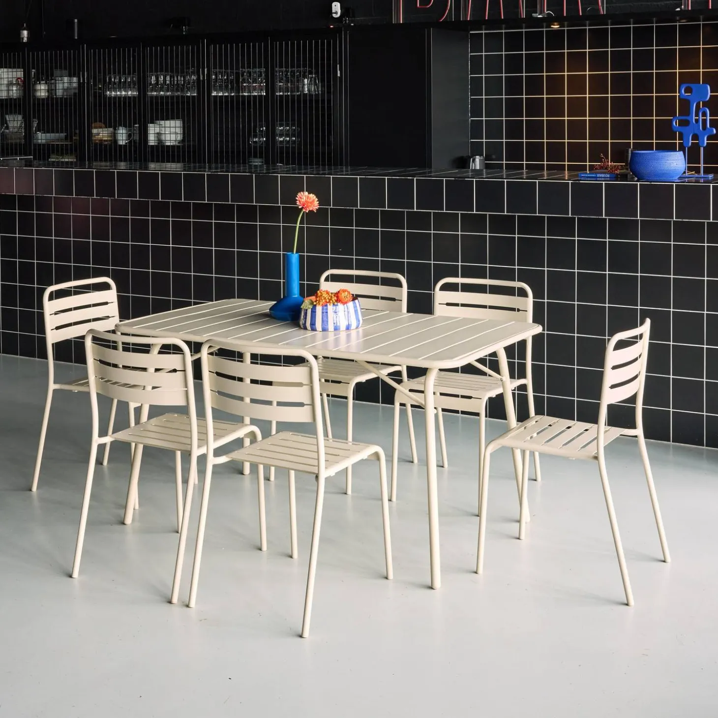 6-seater folding metal garden table with 6 chairs