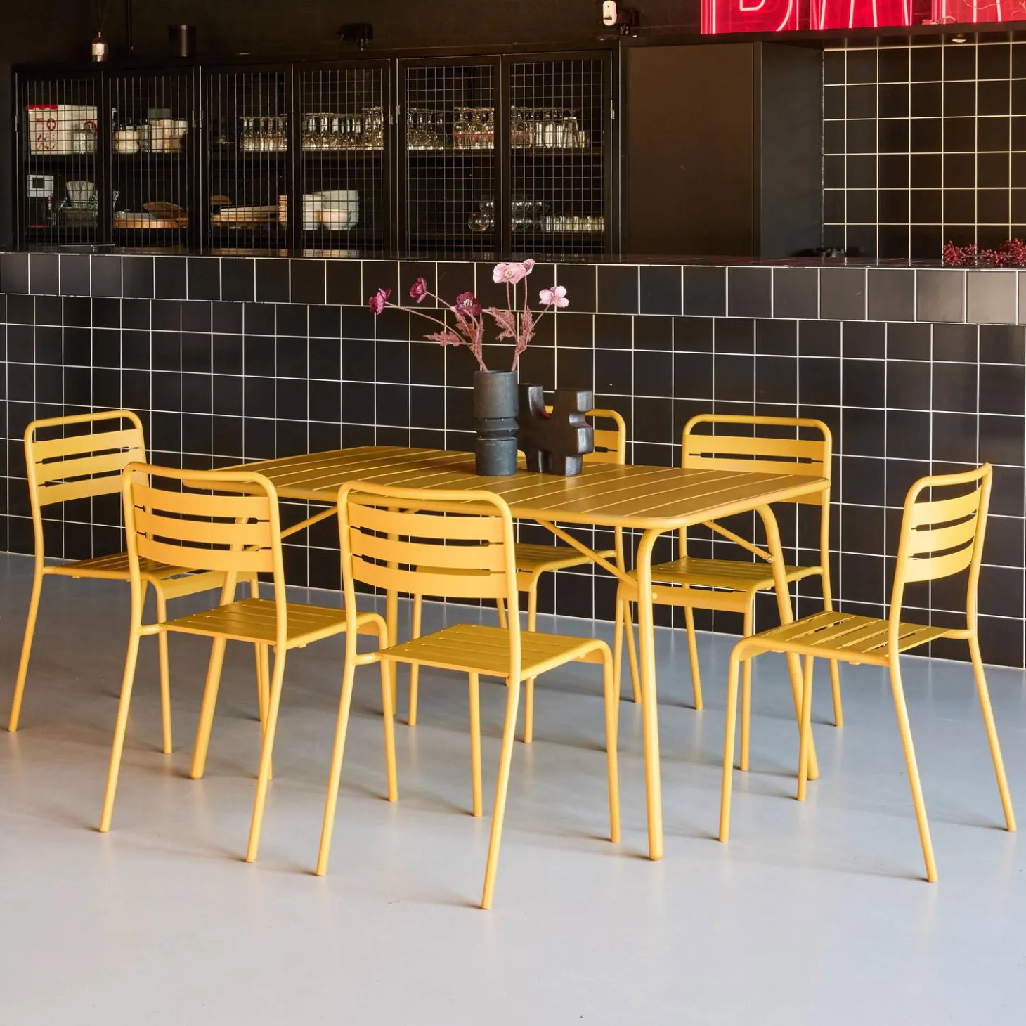 6-seater folding metal garden table with 6 chairs