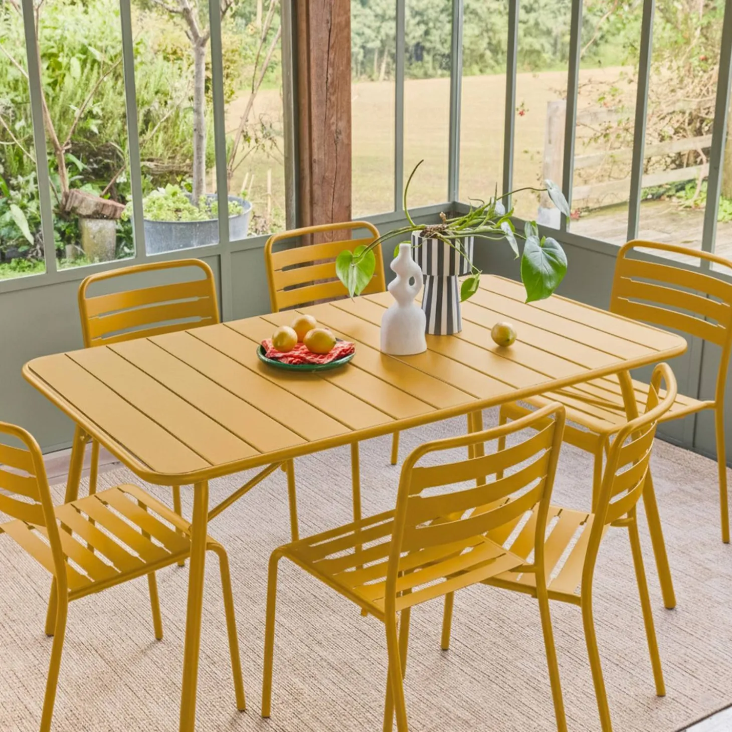 6-seater folding metal garden table with 6 chairs