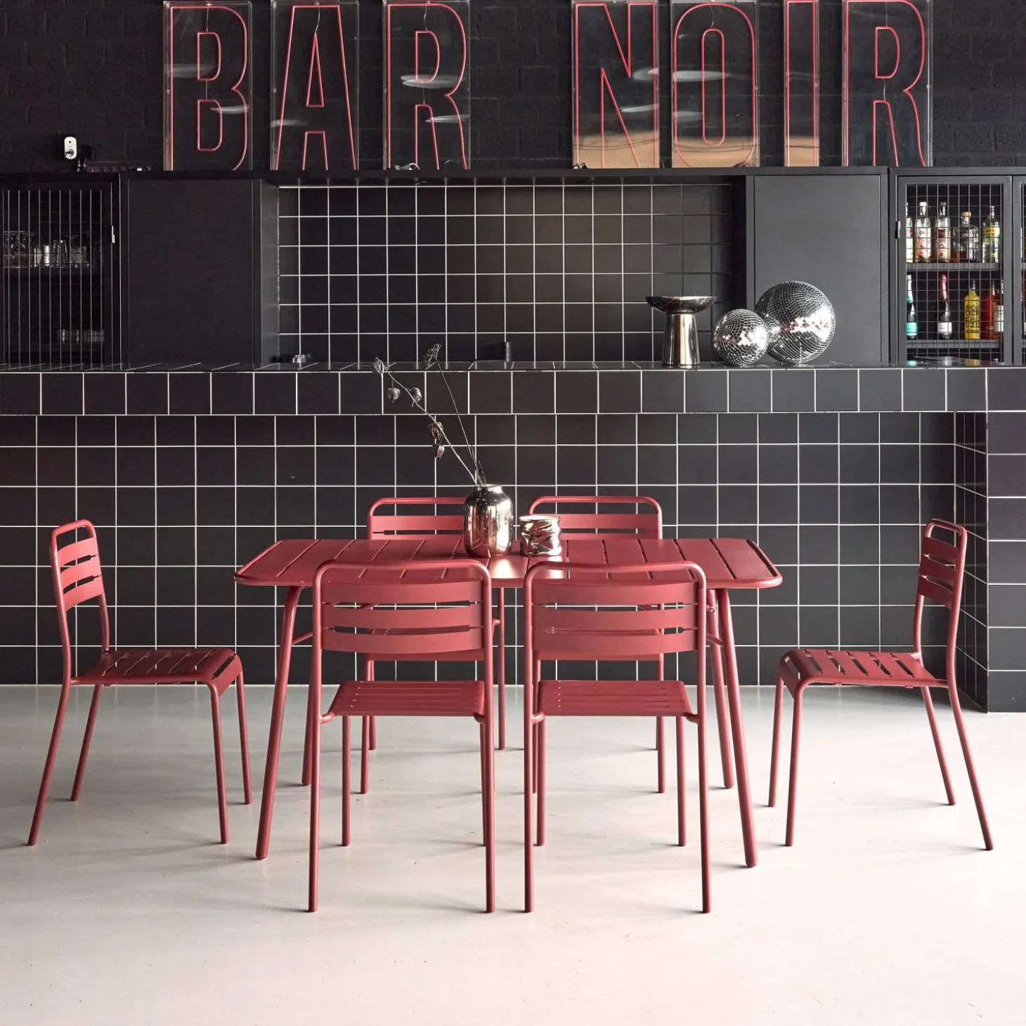 6-seater folding metal garden table with 6 chairs
