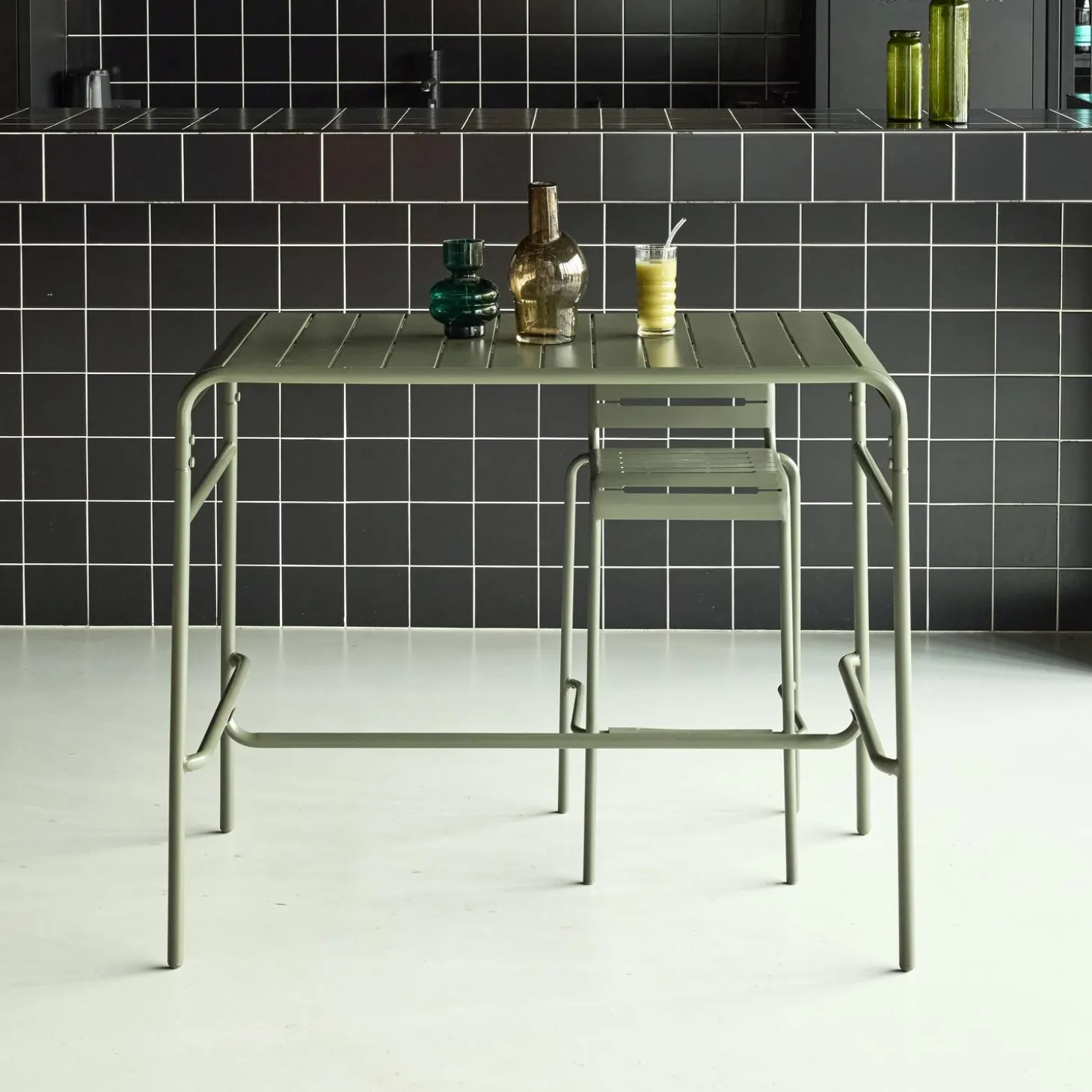 4-seater metal garden bar table