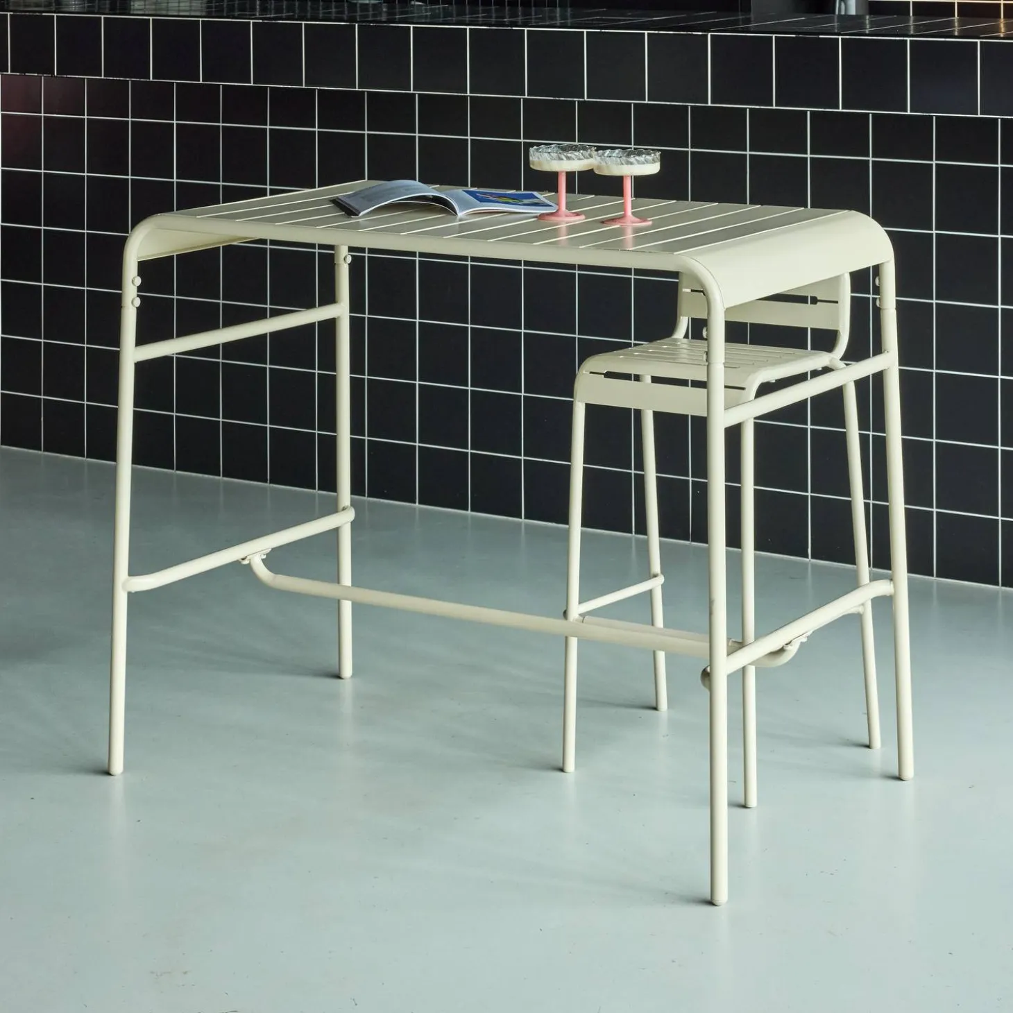 4-seater metal garden bar table