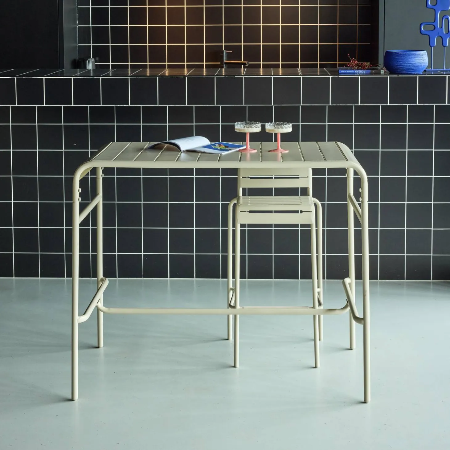 4-seater metal garden bar table