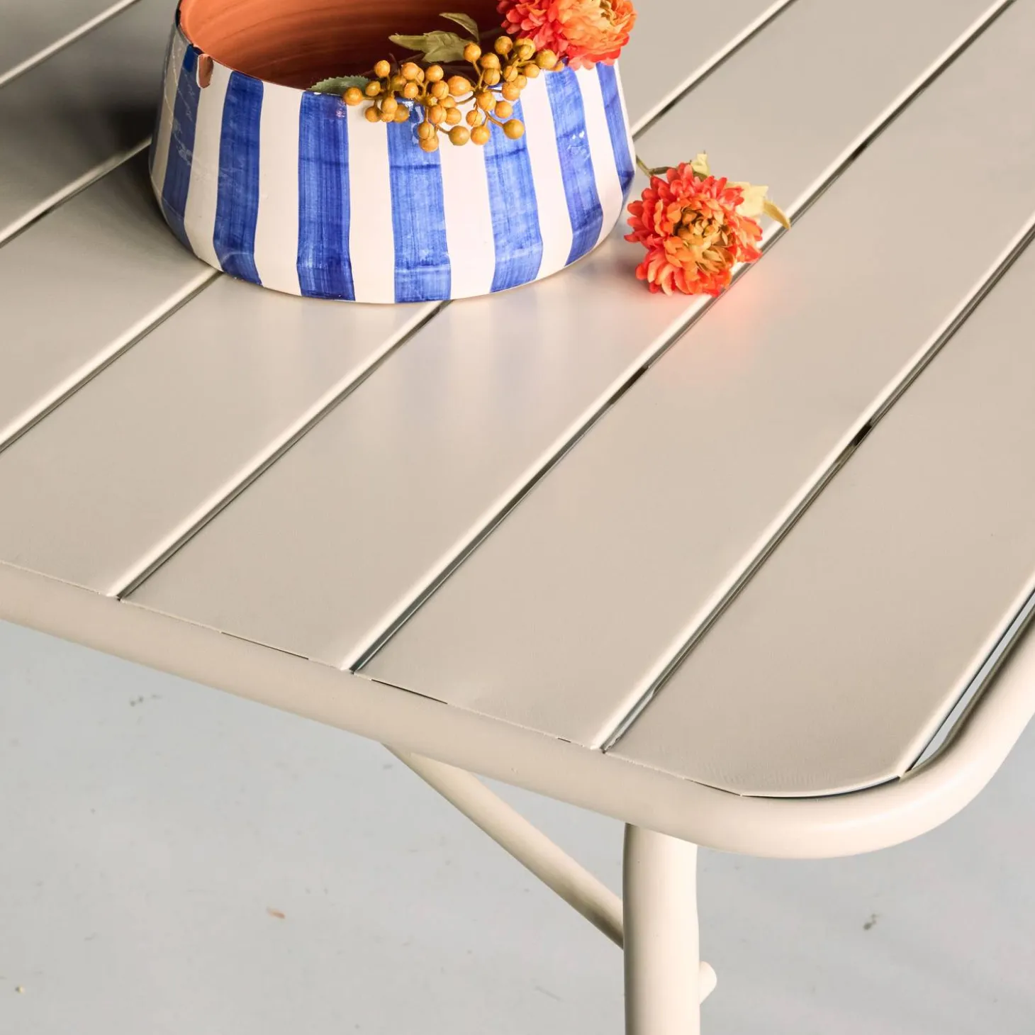 6-seater metal garden table set with 6 chairs