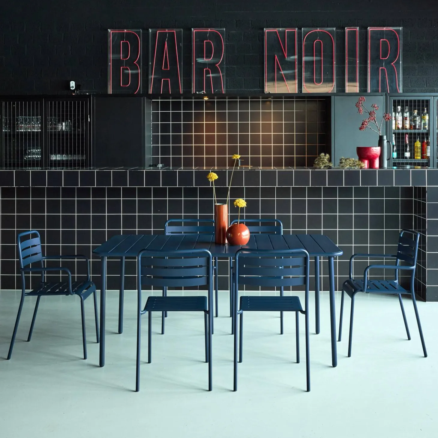 6-seater metal garden table with 2 armchairs and 4 chairs