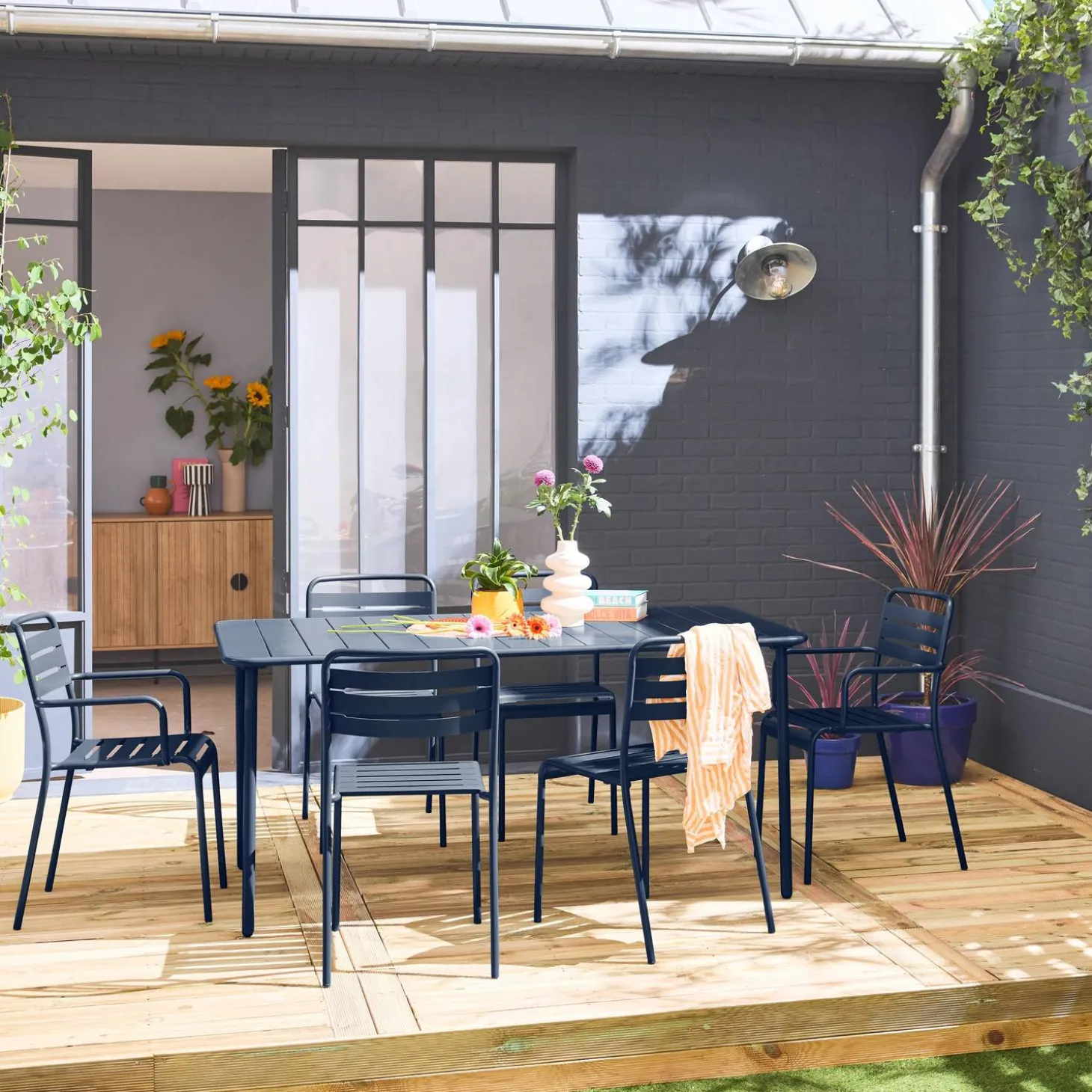 6-seater metal garden table with 2 armchairs and 4 chairs