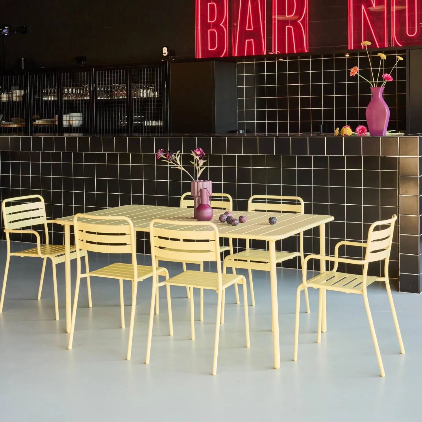 6-seater metal garden table with 2 armchairs and 4 chairs