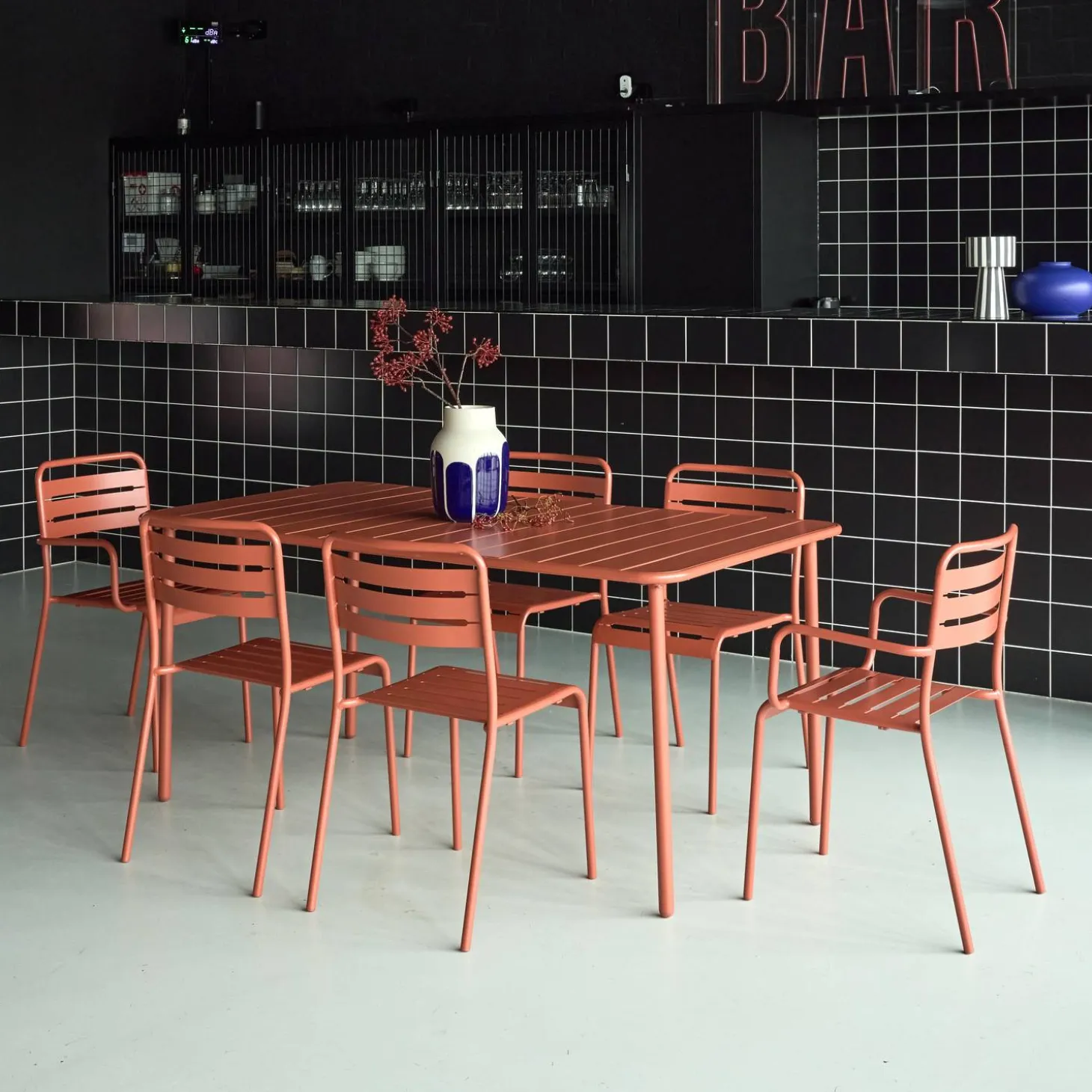 6-seater metal garden table with 2 armchairs and 4 chairs