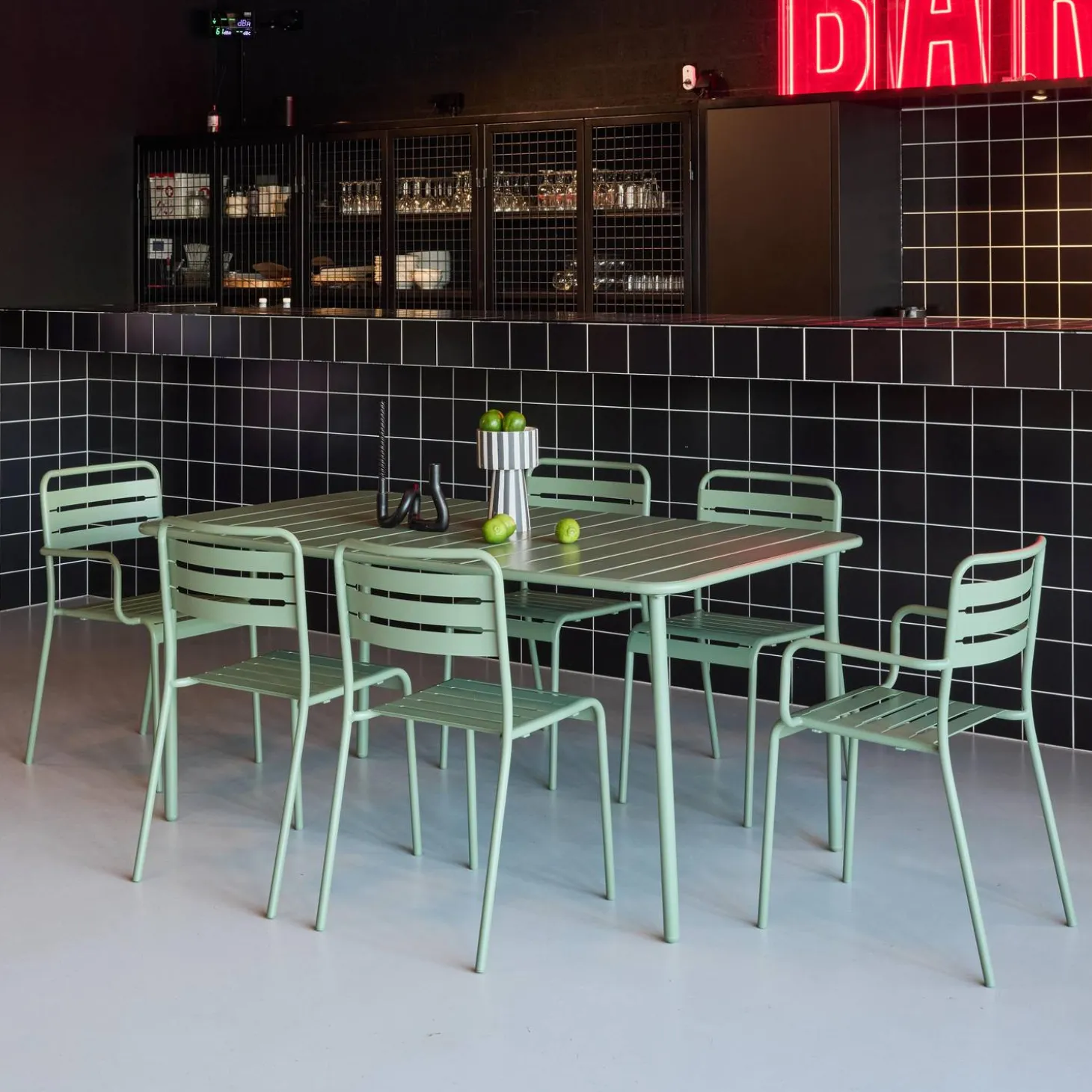 6-seater metal garden table with 2 armchairs and 4 chairs