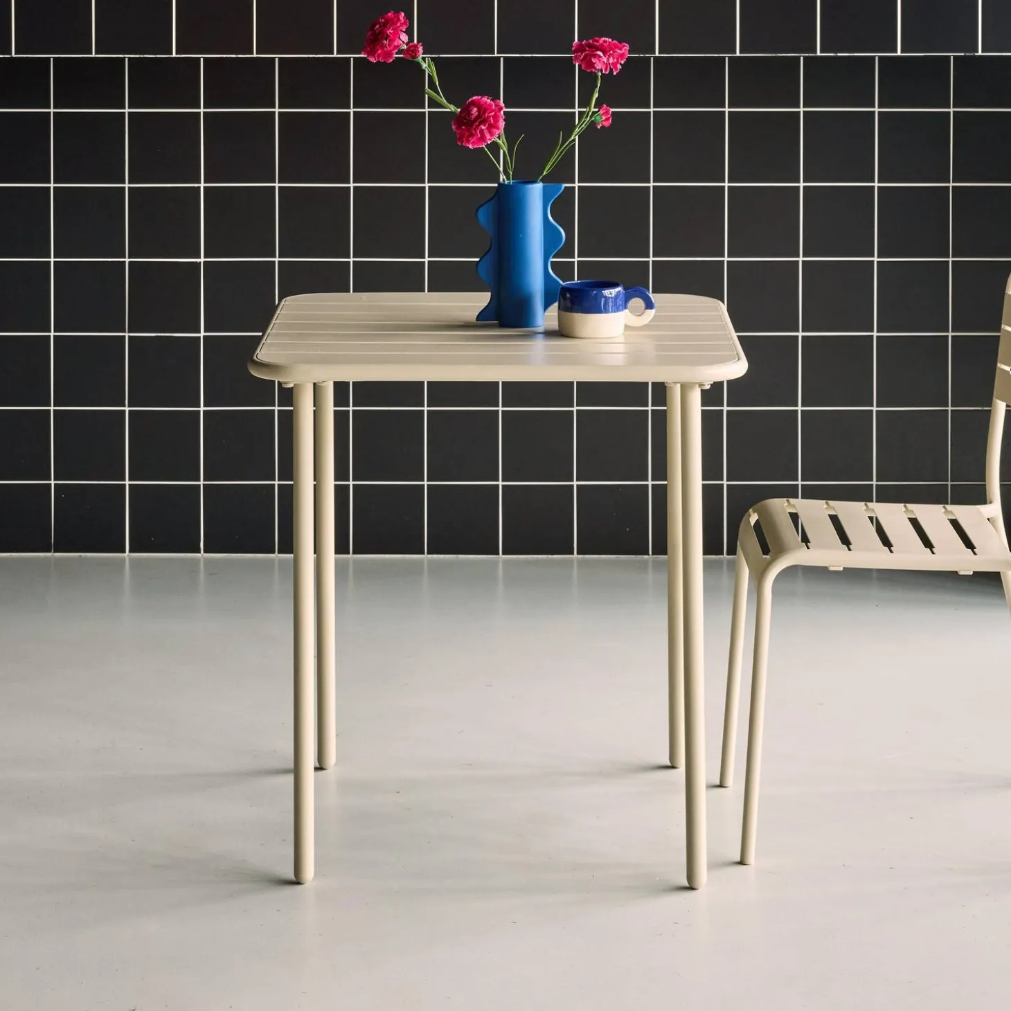2-seater square steel garden table