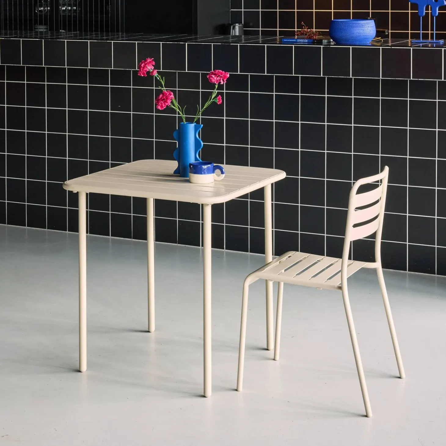 2-seater square steel garden table
