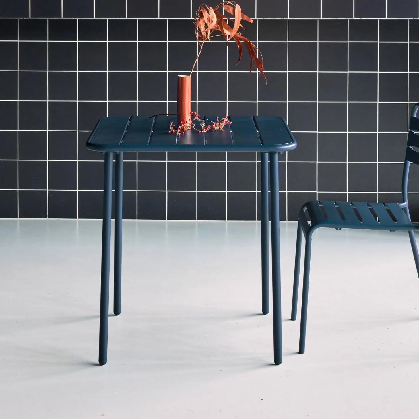 2-seater square steel garden table