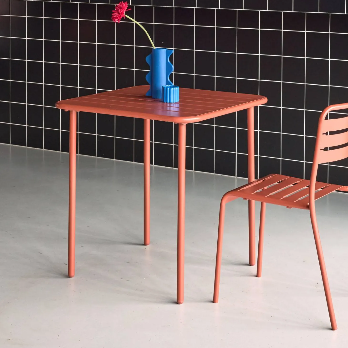 2-seater square steel garden table