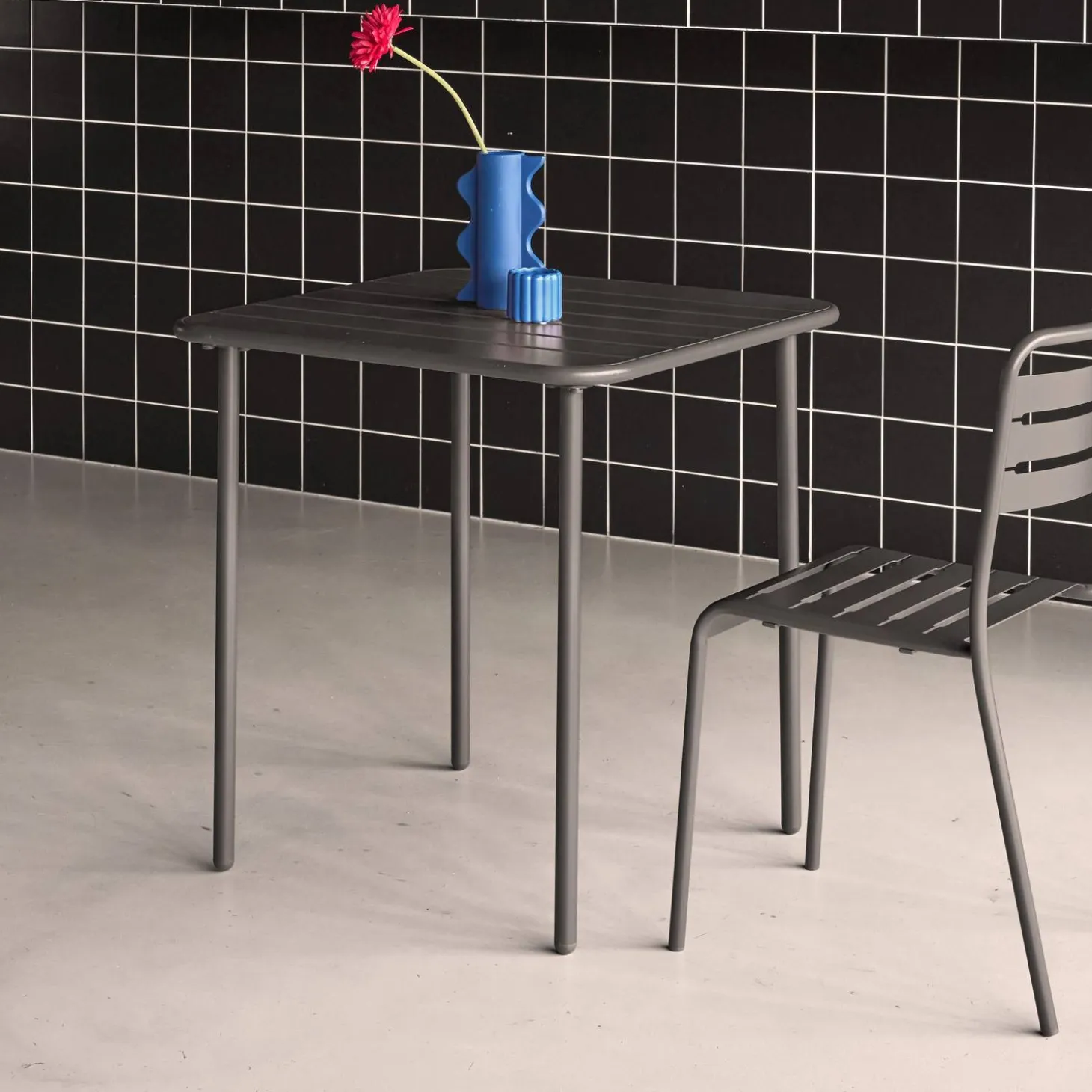 2-seater square steel garden table