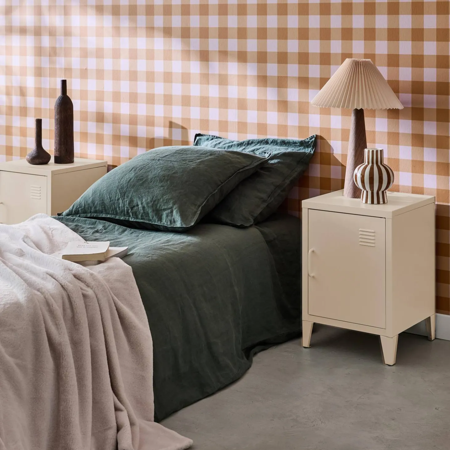 Set of 2 industrial bedside tables, 1 door