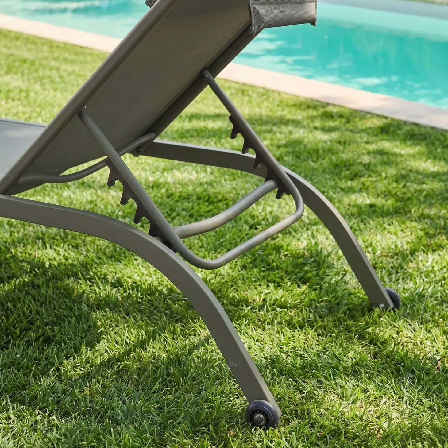 Set of 2 multi-position steel sun loungers with cushion and wheels