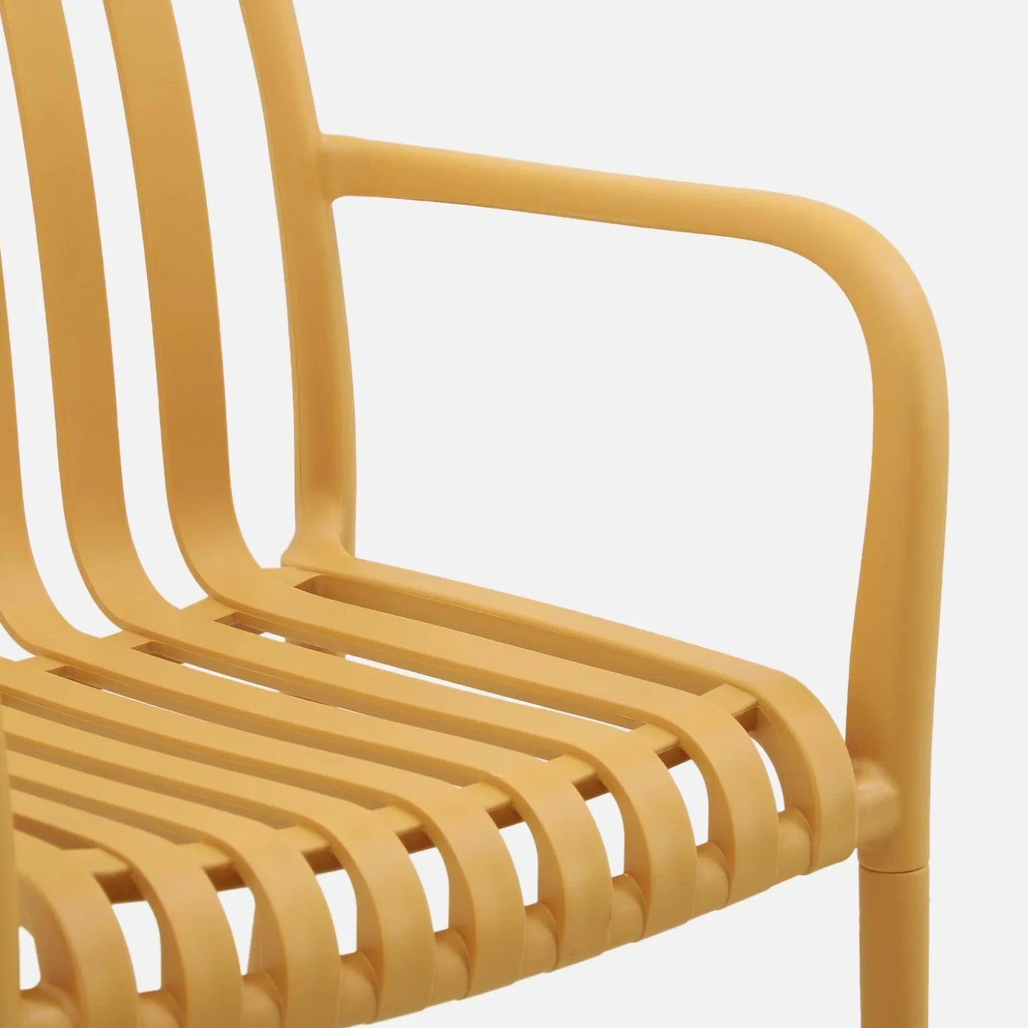 Set of 4 plastic garden armchairs
