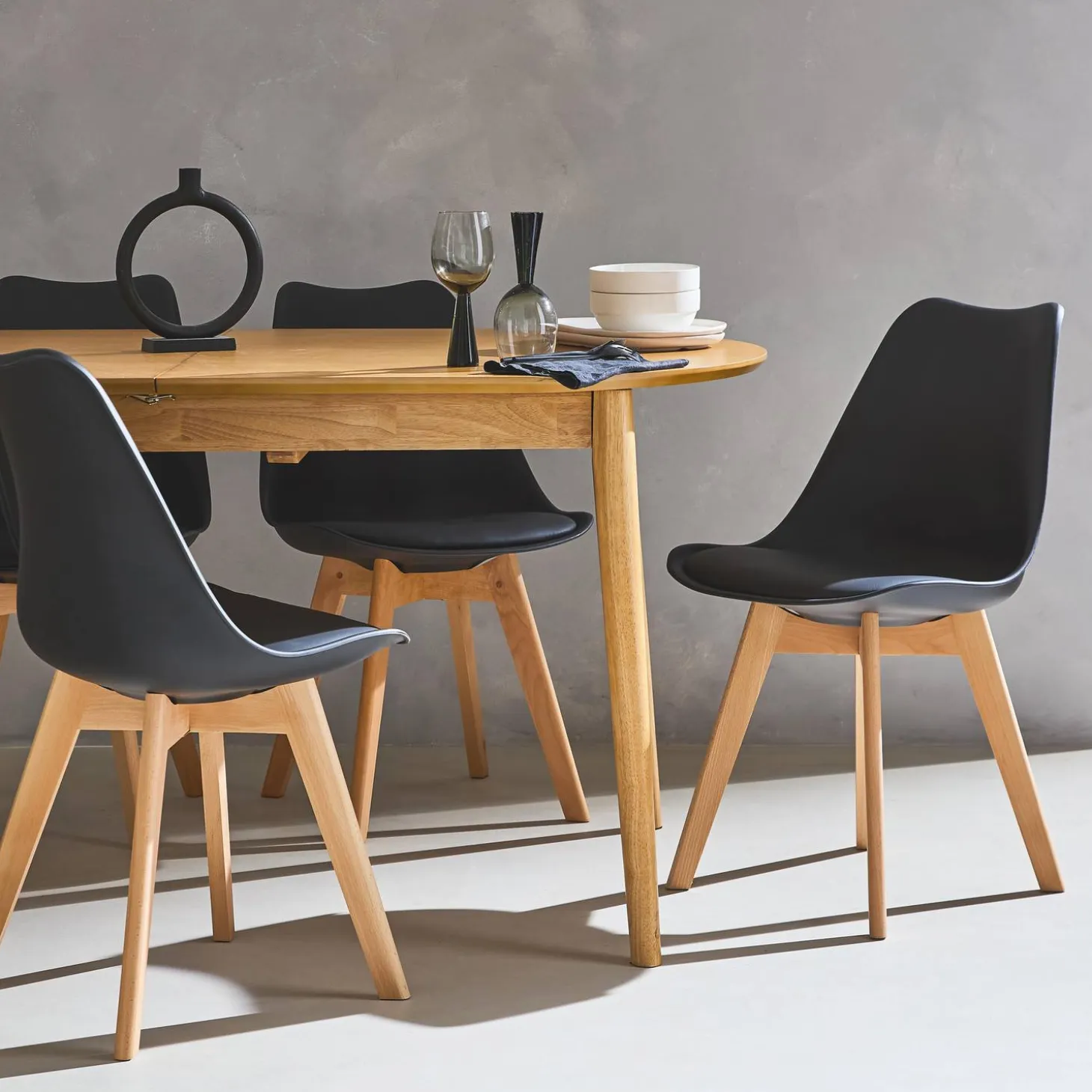 Set of 4 scandi-style dining chairs with wooden legs