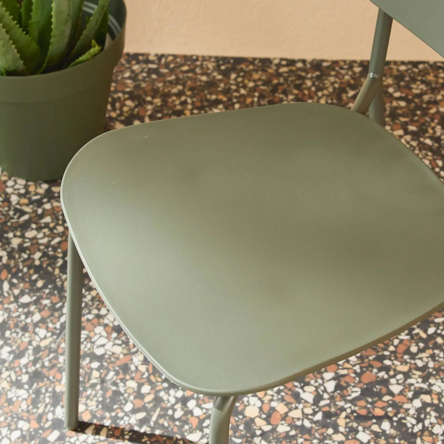 Set of 4 stackable steel and plastic garden chairs