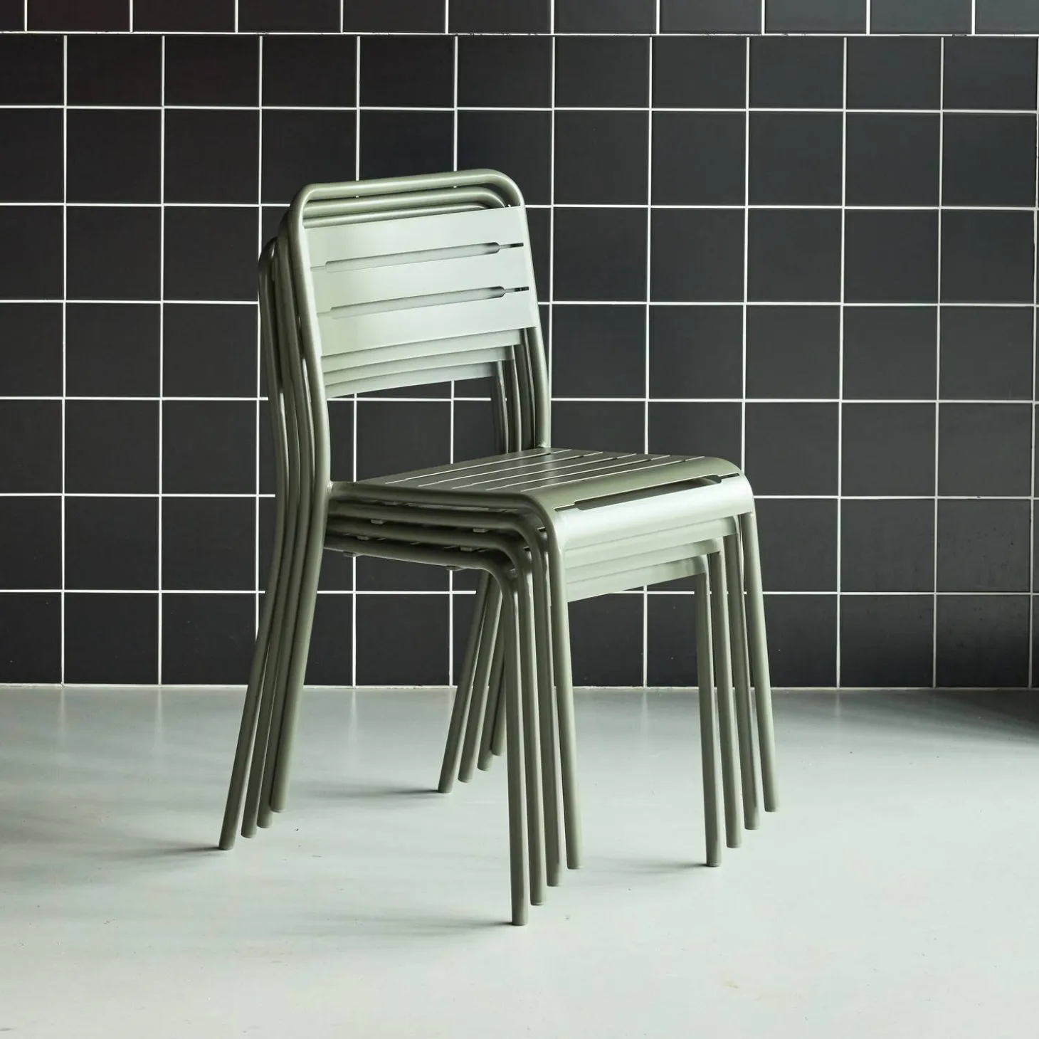 Set of 4 stackable steel garden chairs