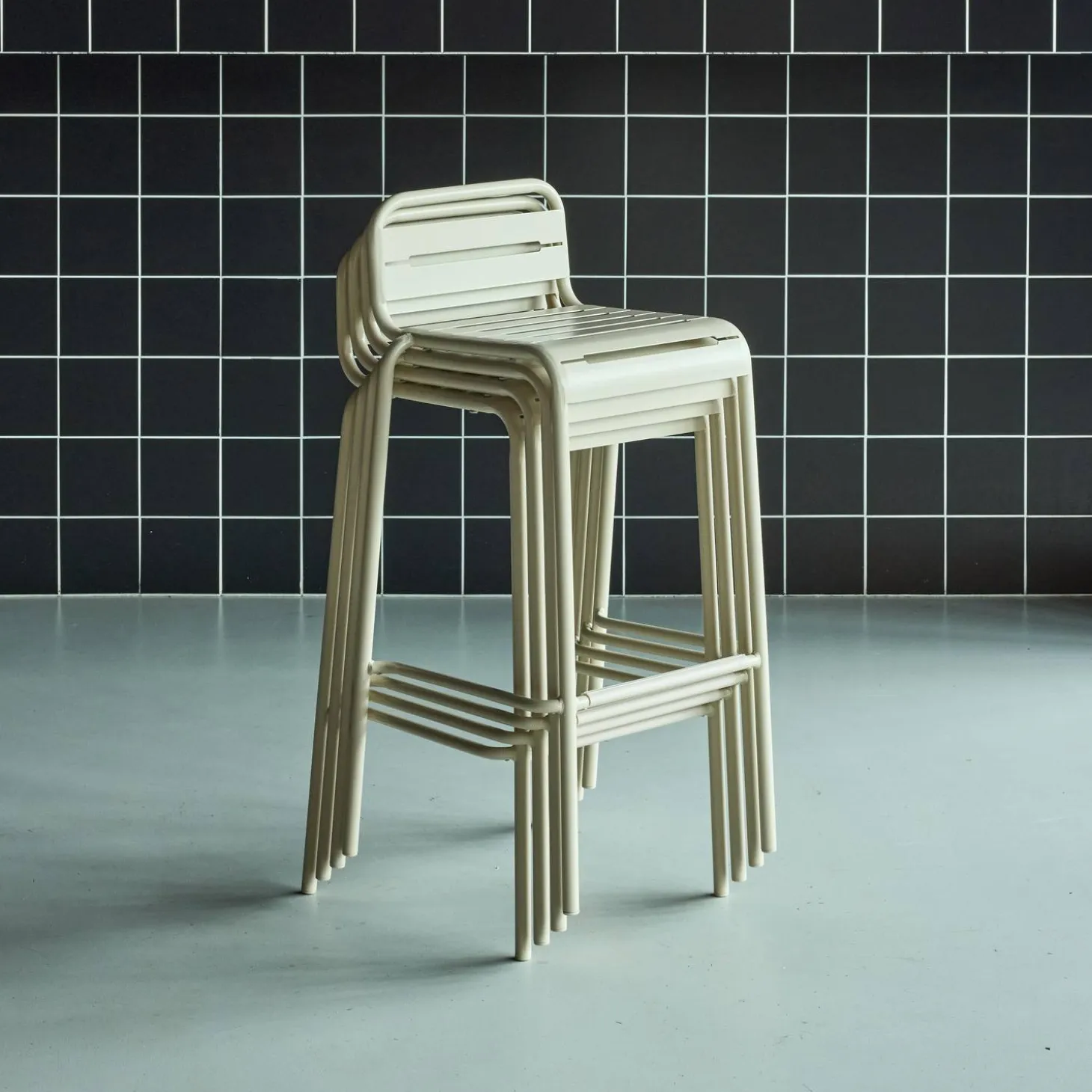 Set of 4 steel and stackable garden high chairs