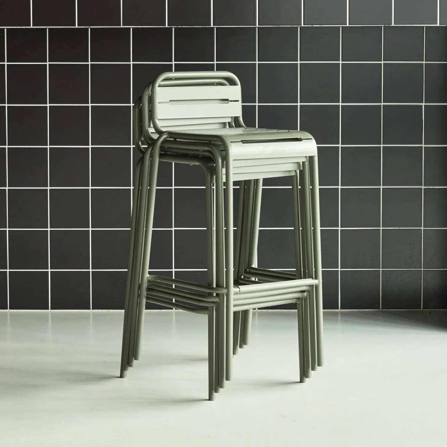 Set of 4 steel and stackable garden high chairs