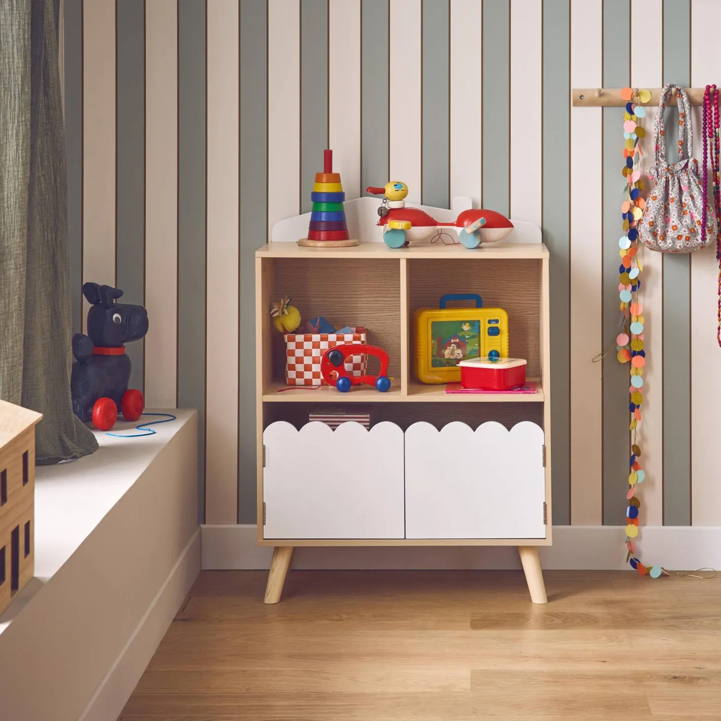2-shelf 2-door children's bookcase