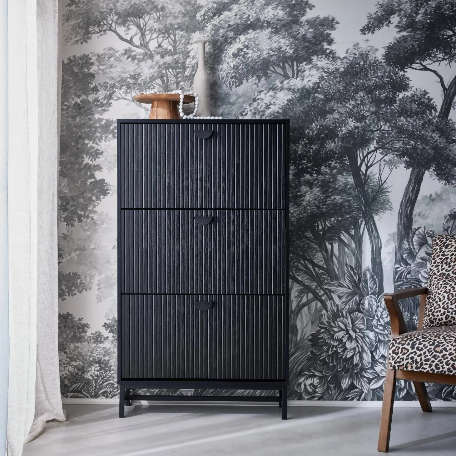 Shoe cabinet with grooved doors