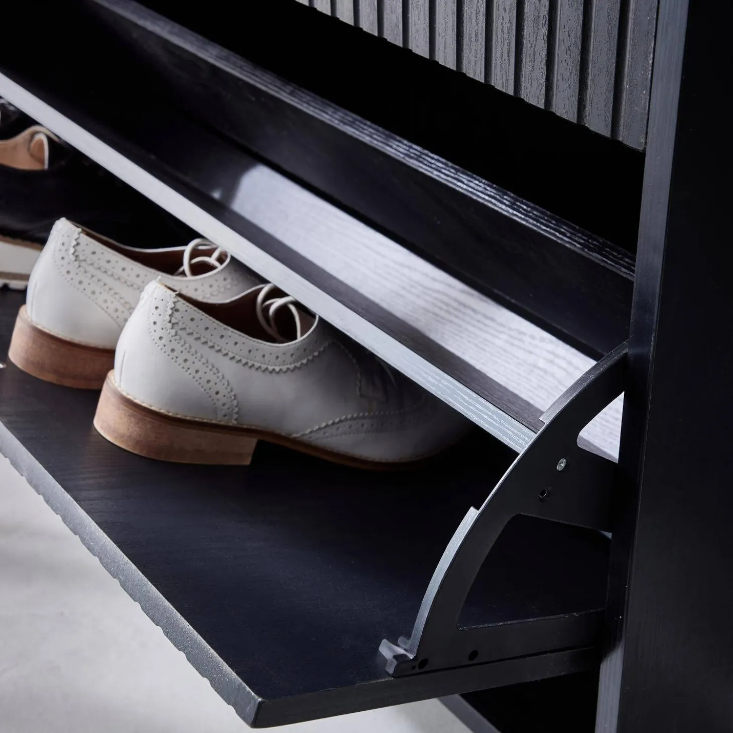 Shoe cabinet with grooved doors
