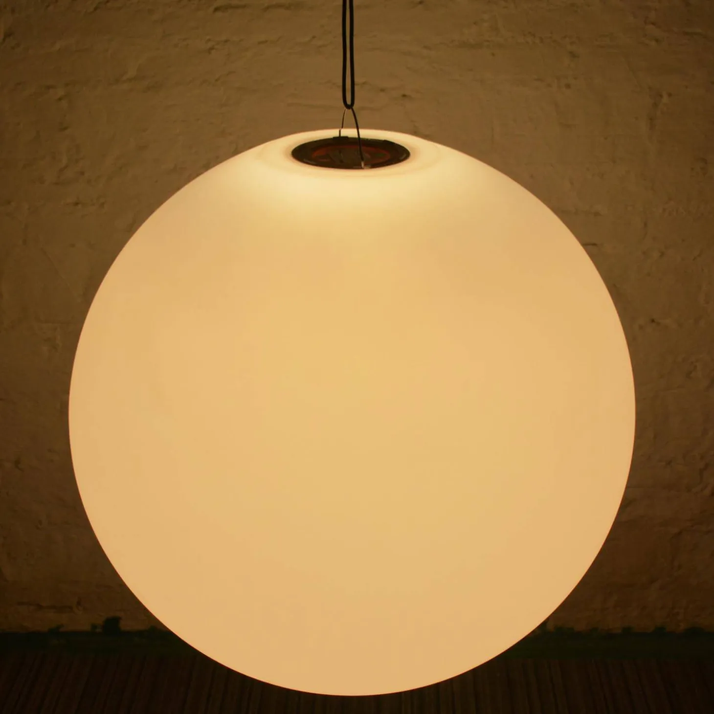 Spherical LED lamp with remote control