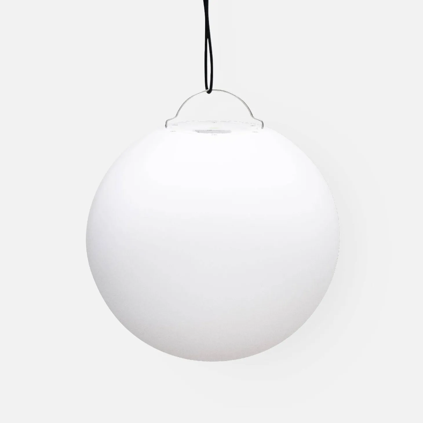 Spherical LED lamp with remote control