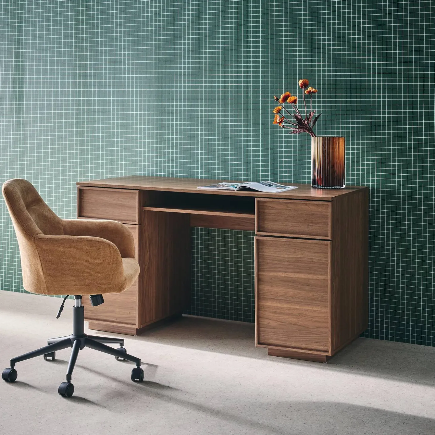 Wood effect desk 2 doors 2 drawers 1 niche 140cm