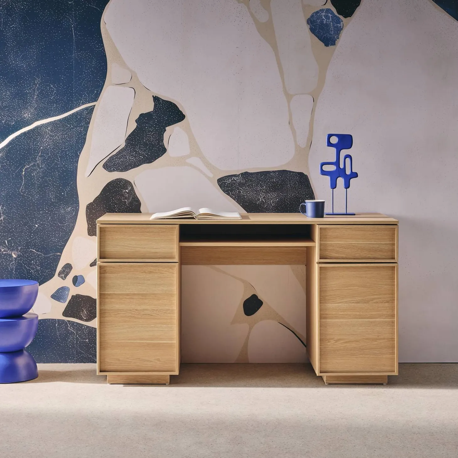 Wood effect desk 2 doors 2 drawers 1 niche 140cm