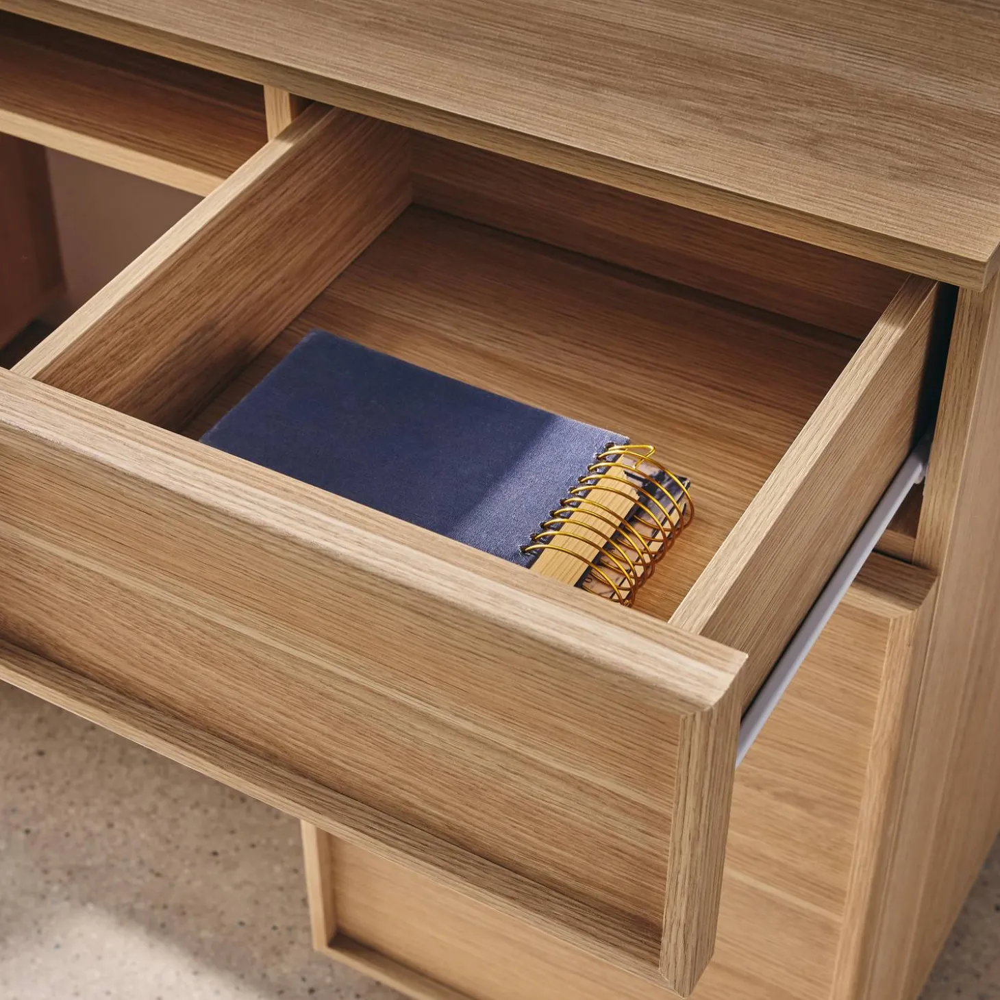 Wood effect desk 2 doors 2 drawers 1 niche 140cm