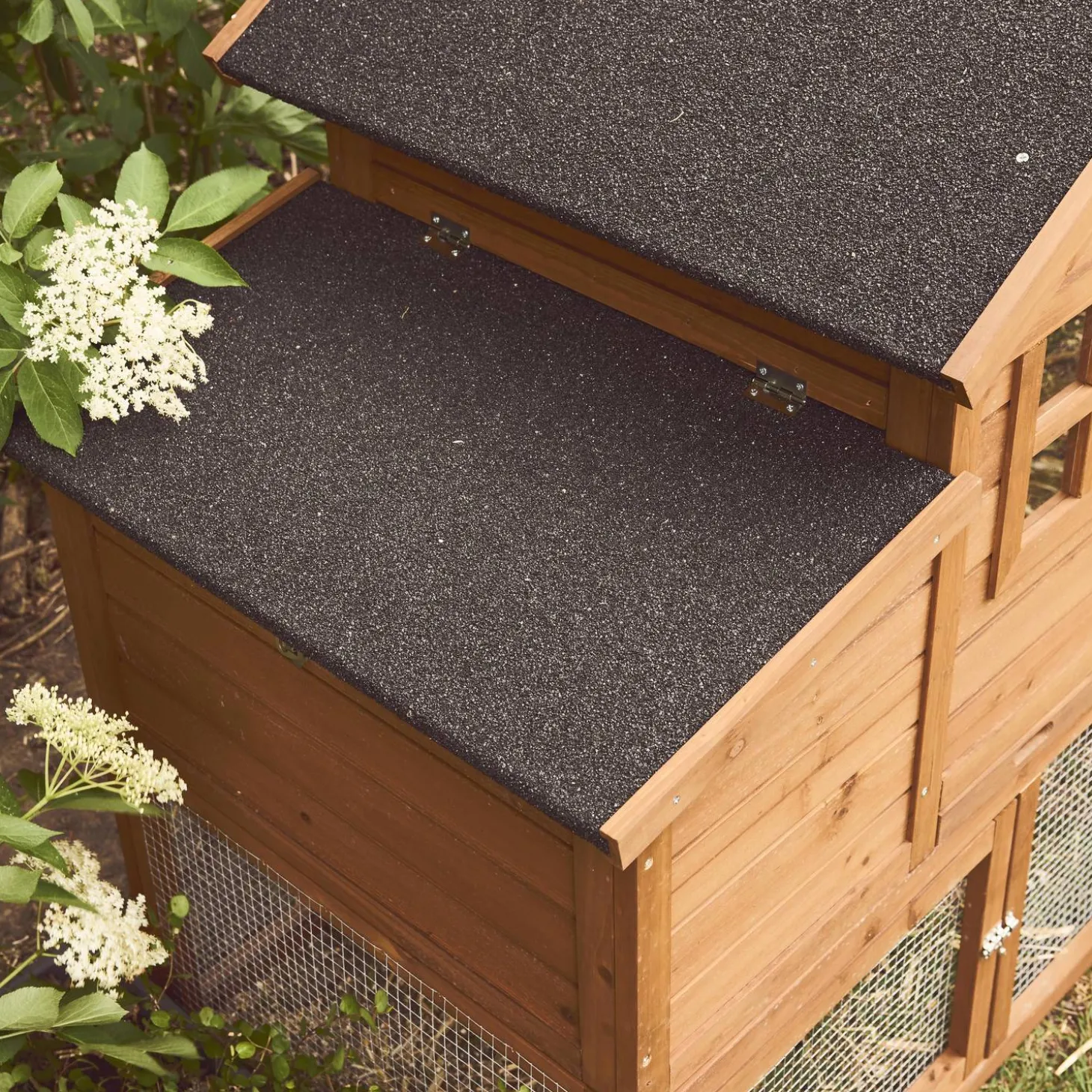 Wooden chicken coop for 4 chickens with nesting box