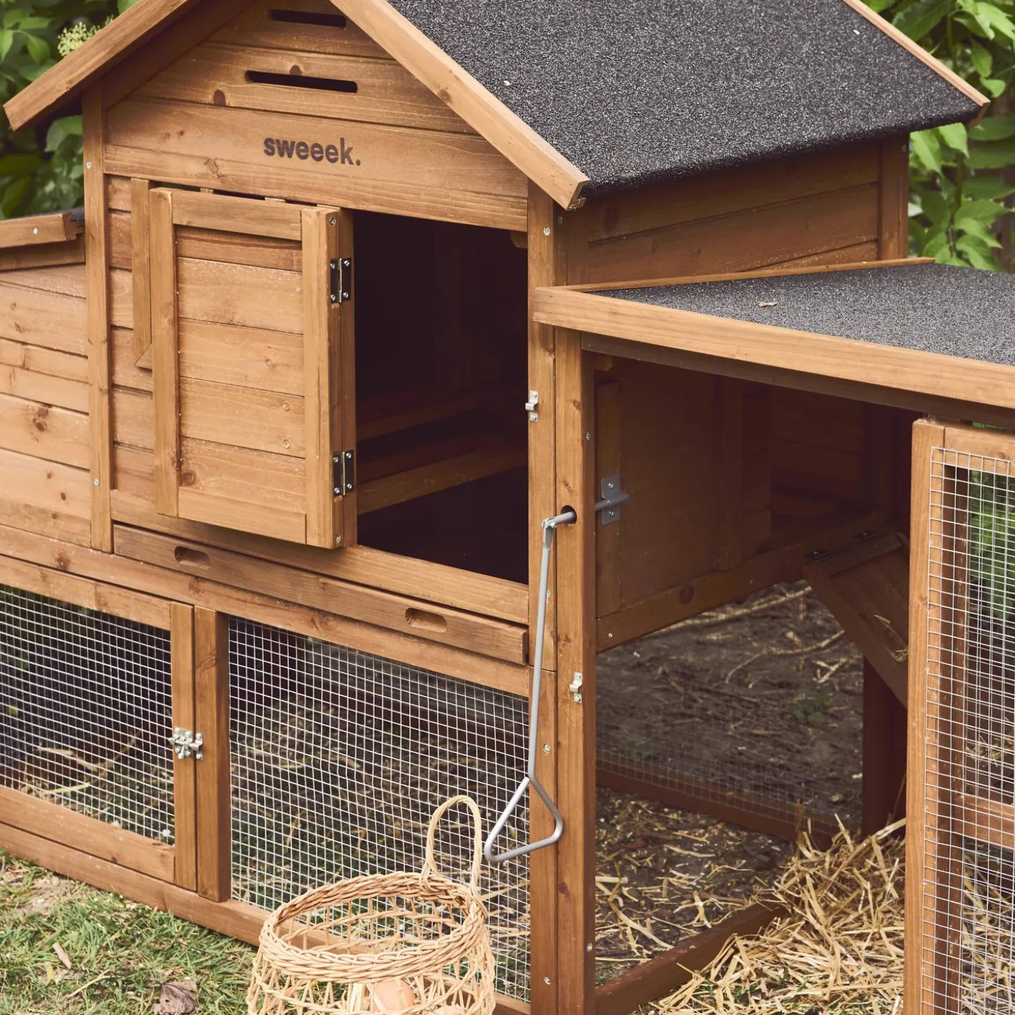 Wooden chicken coop for 4 chickens with nesting box