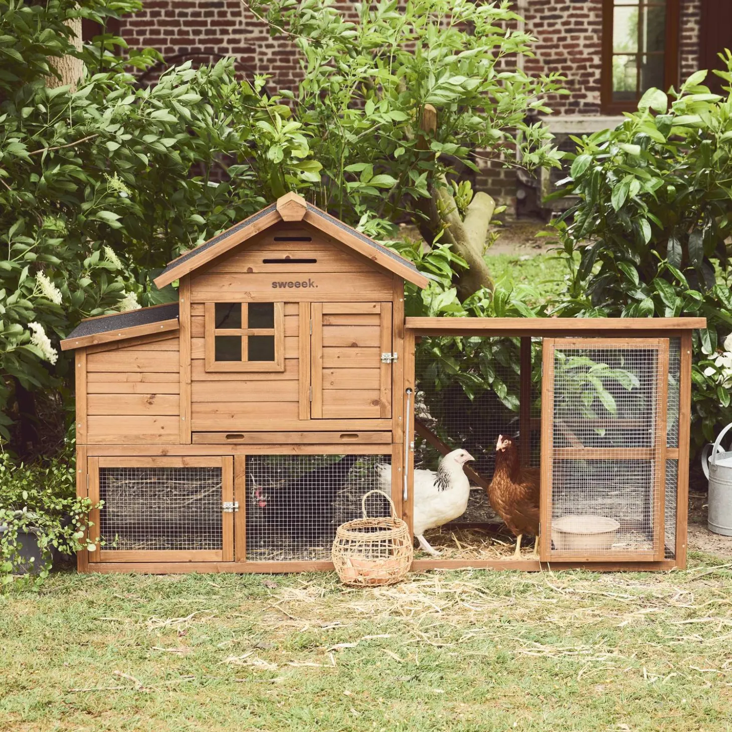 Wooden chicken coop for 4 chickens with nesting box