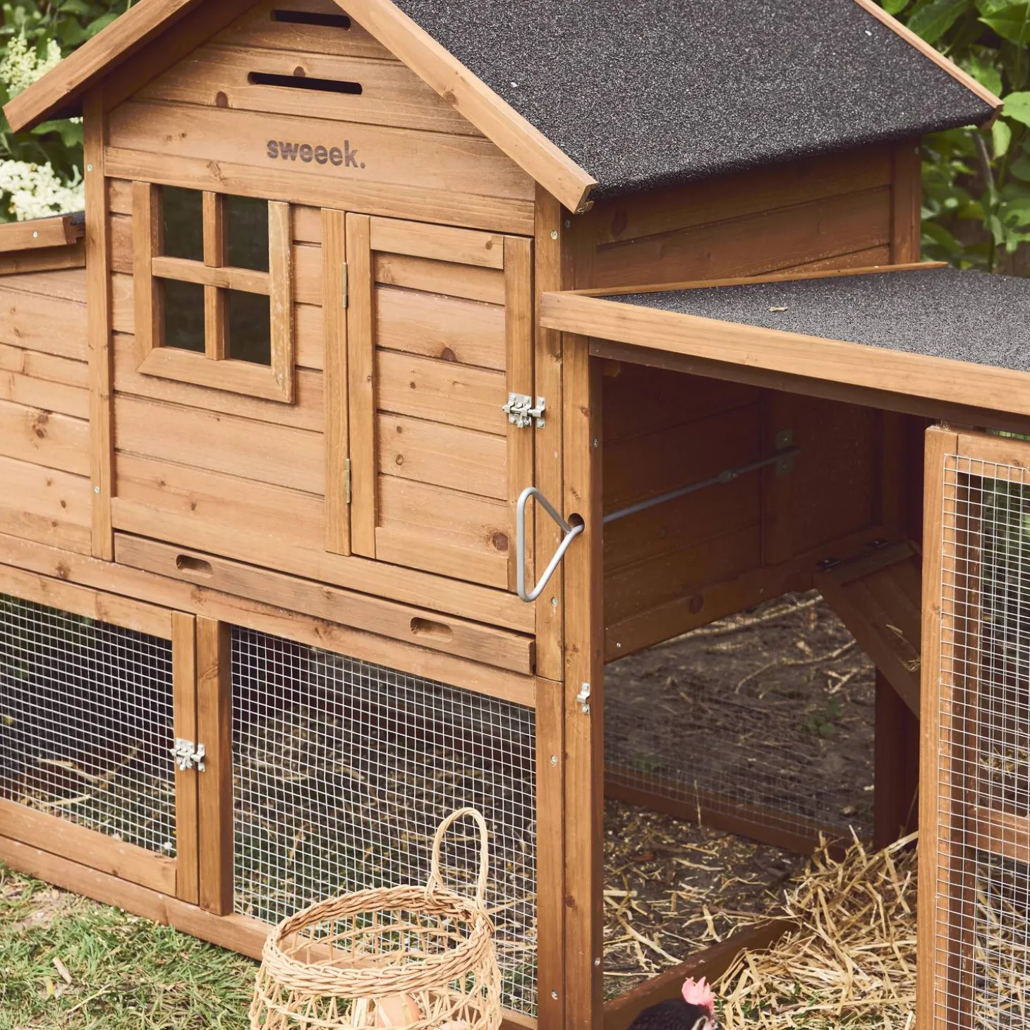 Wooden chicken coop for 4 chickens with nesting box