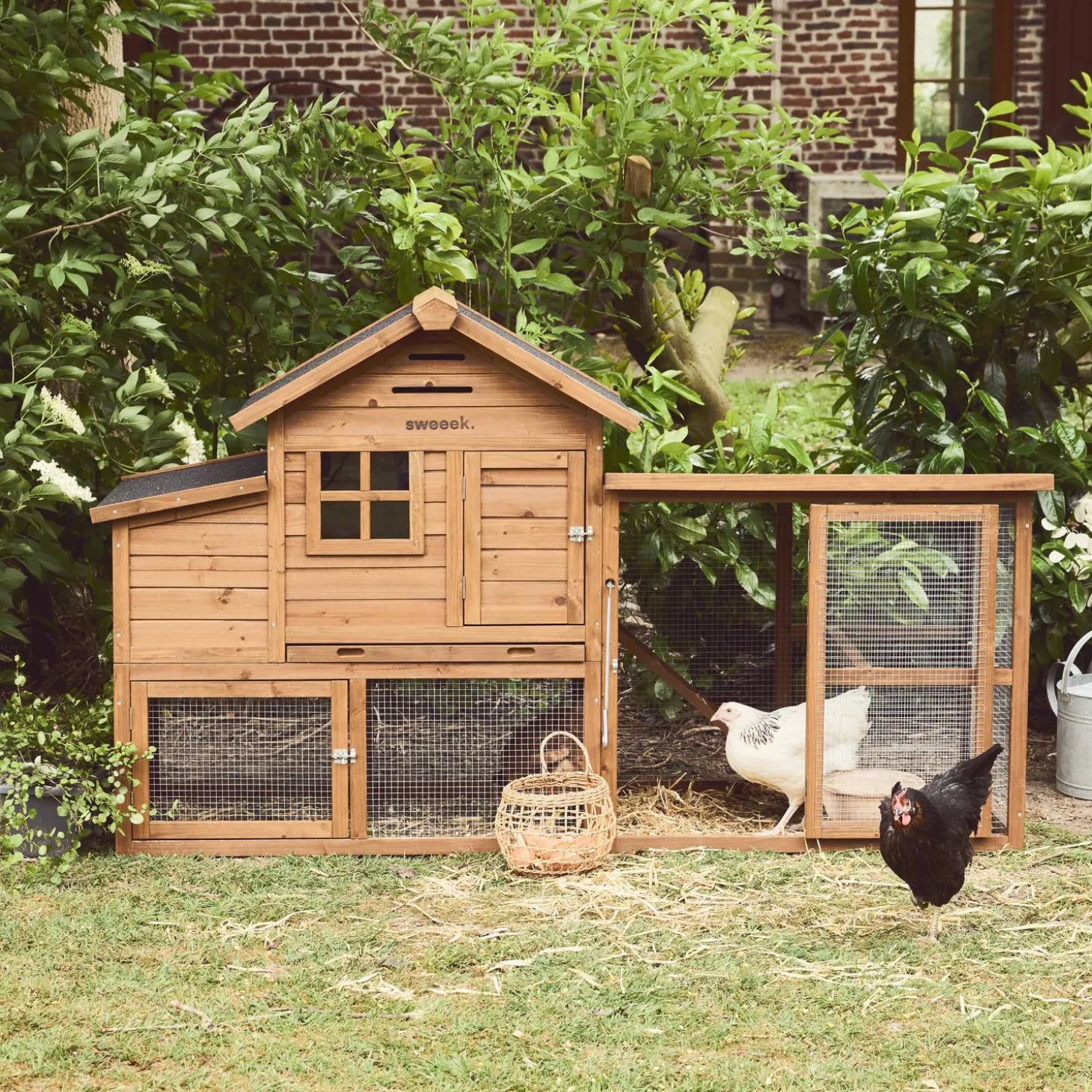 Wooden chicken coop for 4 chickens with nesting box
