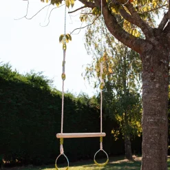Wooden trapeze with metal rings